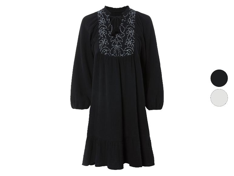 Langes schwarzes Boho-Kleid mit Stickerei.