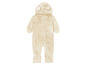 Ein beiger Baby-Overall mit Kapuze und Ohren.