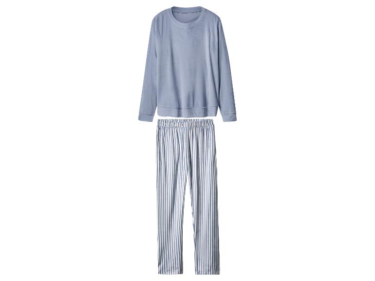 Blaues Langarm-Oberteil und gestreifte Pyjamahose.