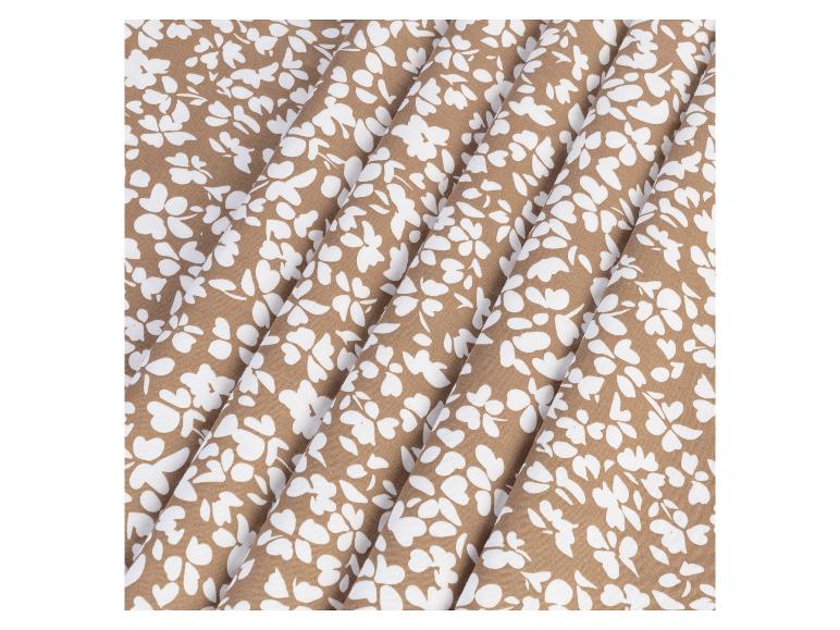 Beige Stoff mit weißem Blumenmuster.