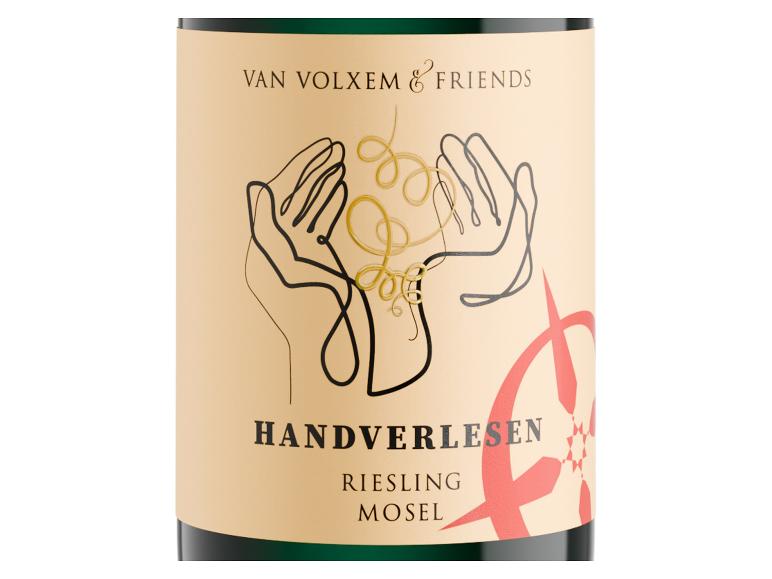 Weinflaschenetikett mit zwei Händen und goldenen Weinranken, Text „HANDVERLESEN RIESLING MOSEL“.
