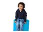 Glückliches Kind in dunkelblauem Hoodie und Jeans, sitzt auf einem blauen Hocker.