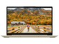 Ein beiger Lenovo Laptop mit einem Bild einer Holzbrücke in einem Herbstwald.
