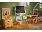 Kinderzimmer mit Holzstaffelei, kleinem Tisch mit Hockern und Bett, weihnachtlich dekoriert.