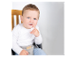 Baby sitzt auf einem Holzstuhl mit Roba Sicherheitsgurt.