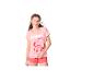 Lächelnde junge Frau in rosa Pyjama mit Cartoon-Charakter-Aufdruck.