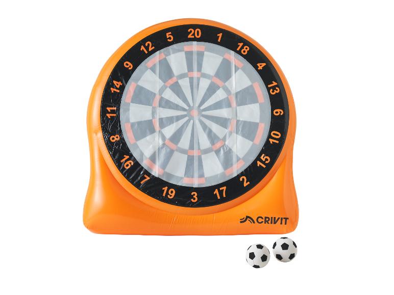 Aufblasbare Dartscheibe mit Zahlen und zwei kleinen Fußbällen.