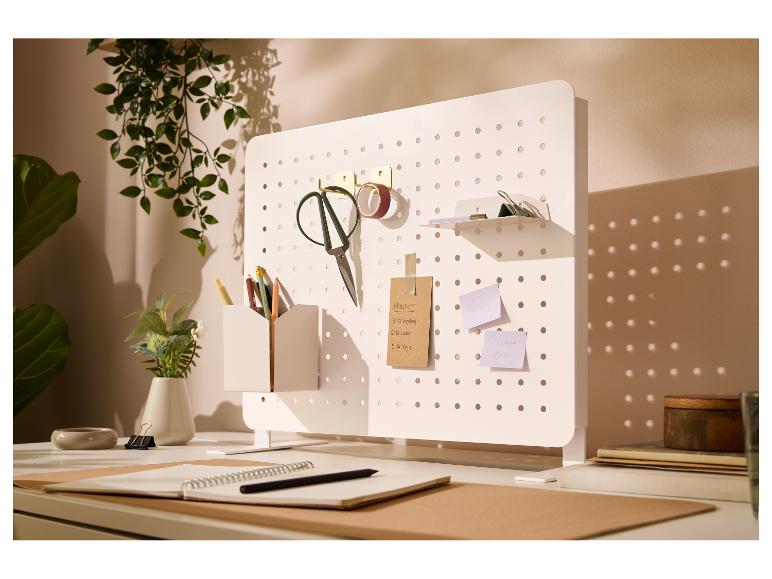 Wandorganizer mit Bürobedarf.