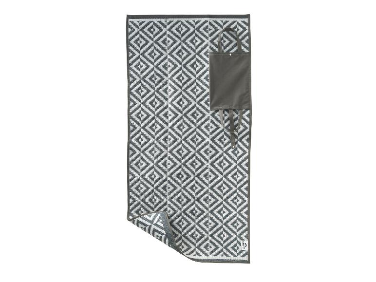 Grau-weiß gemusterte Outdoor-Matte mit einer dunkelgrauen Tragetasche