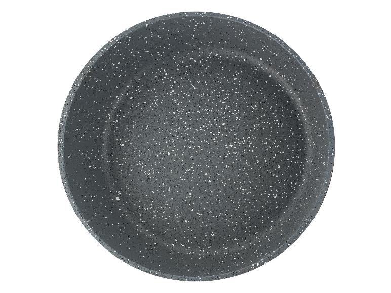Eine graue Pfanne mit Marmor-Optik.