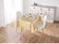 Esstisch mit goldener Tischdecke, zwei Stühlen und einem weißen Sideboard.