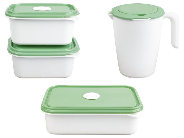 Eine grüne Plastikkanne und drei Aufbewahrungsboxen