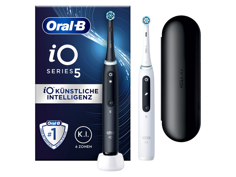 Zwei Oral-B iO Series 5 elektrische Zahnbürsten mit Ladestationen und Reiseetui.