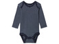 Ein gestreiftes Baby-Body mit langen Ärmeln.