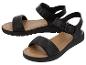 Schwarze Damensandalen mit dicker Sohle und Schnallenverschluss.
