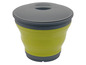 Ein grüner, zusammenklappbarer Eimer mit grauem Deckel.