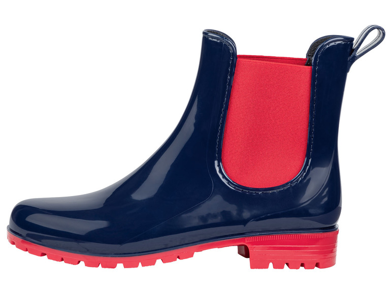 Blaue Gummistiefel mit roten Details.