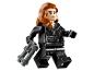 LEGO Black Widow Minifigur mit rotbraunem Haar und zwei Pistolen.