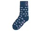 Blaue Socke mit weißen Pfeilen und rosa Herzen