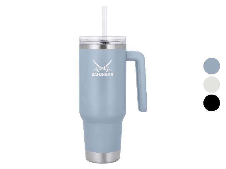 Blauer Becher mit Griff und Strohhalm, mit „SANSIBAR“-Logo und zwei Säbeln.