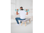 Sitzender Mann bei der Anwendung eines Nacken- und Rückenmassagegeräts.