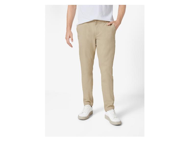 Beige Hose und weiße Sneaker für Herren.