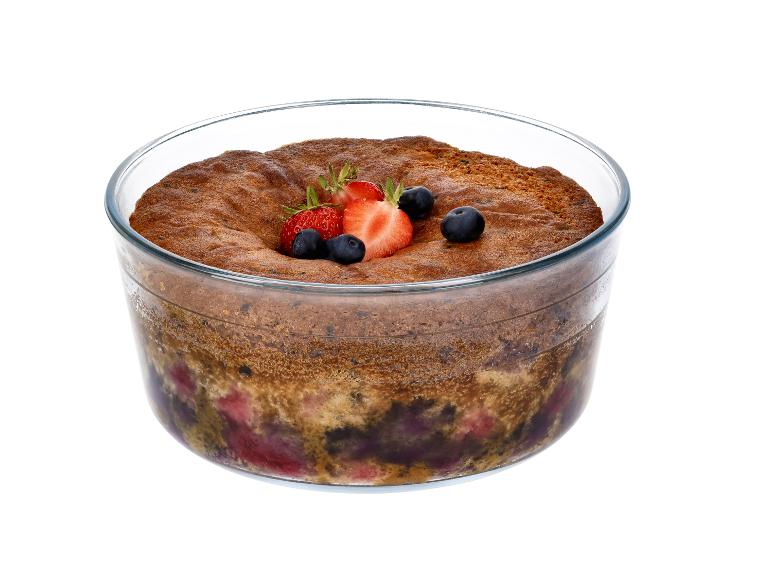 Fruchtcrumble mit Erdbeeren und Heidelbeeren in einer Glasschale.