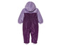 Ein lilafarbender Kinder-Overall mit Kapuze