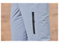 Hellblaue Hose mit einem Reißverschlussfach.