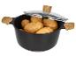 Schwarzer Topf mit Holzgriffen und Glasdeckel, gefüllt mit Kartoffeln.