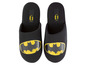 Schwarze Hausschuhe mit Batman-Logo.