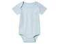 Ein hellblauer Babybody mit kurzen Ärmeln.