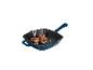 Blaue Gusseisen-Grillpfanne mit Fleischfilets und Gemüse