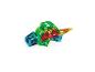 Bunte magnetische Bausteine in verschiedenen Formen, die eine abstrakte Struktur bilden.