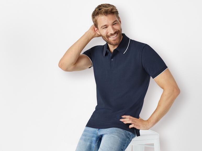 Marineblaues Poloshirt und Jeans für Herren.