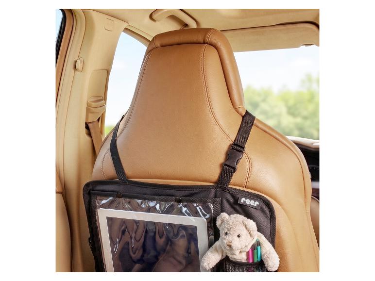 Autositz-Organizer mit Tablet und Teddybär, befestigt an einem hellbraunen Ledersitz.