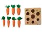Holzkarottenspielzeug und ein Holzbrett mit Löchern zum Zuordnen.