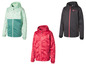Drei Softshell-Jacken für Kinder, eine grüne mit Blumenmuster, eine rote mit Camouflage-Muster und eine schwarze mit dem Schriftzug 'Adventure is out there.'
