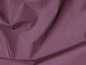 Nahaufnahme eines glatten, mauvefarbenen Stoffes.