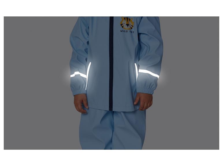 Blaue Regenjacke und Hose mit reflektierenden Streifen.