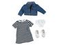 Eine Jeansjacke, ein gestreiftes Kleid, weiße Unterwäsche und Sneaker für eine Puppe.