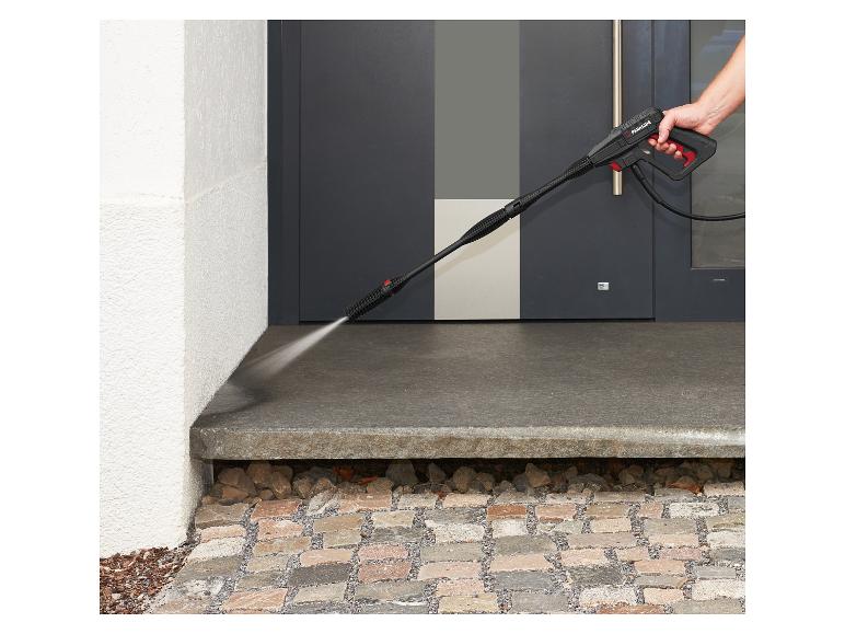 Hochdruckreiniger reinigt eine Betonstufe