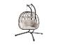Brauner Rattan-Eier-Hängesessel mit weißen Kissen und schwarzem Metallständer.