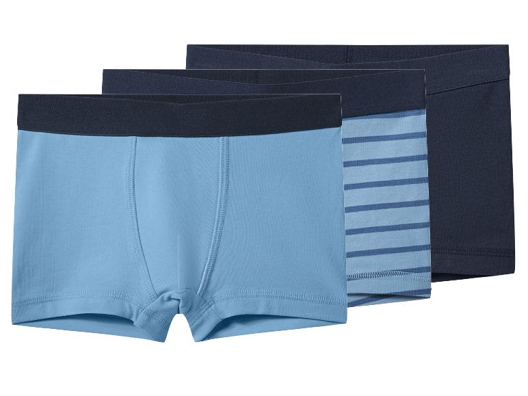 Drei Herren-Boxershorts: hellblau, gestreift und dunkelblau
