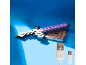 Ein verpixeltes Spielzeugschwert, das lila auf einem Ständer leuchtet, mit einem USB-Kabel im Vordergrund.