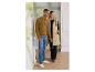 Mann im Strick-Polopullover und Frau in langer Weste.