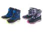 Zwei Paar Kinder-Winterstiefel: blaue mit neongelben Akzenten und dunkelblaue mit rosa Blumenmuster.