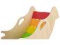 Hölzernes Schaukelspielzeug mit bunten Stufen in Rot, Orange, Gelb und Grün.