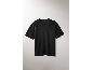 Schlichtes schwarzes T-Shirt auf weißem Hintergrund.