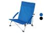 Blauer Klappstrandstuhl mit Armlehnen und weißen Details, mit blauen und schwarzen Farboptionen.